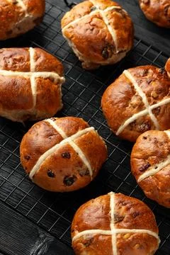 Traditional Hot Cross Buns. Easter Sweet Rolls with Spices and Dried Fruit Foto stock
