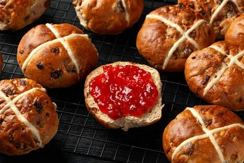 Traditional Hot Cross Buns, Easter Sweet Spiced Rolls with Dried Fruit, Straw 写真素材