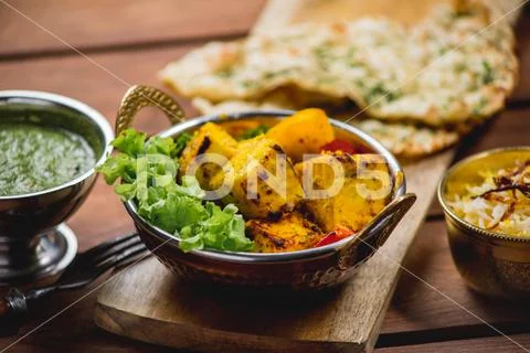Traditional indian cuisine samosas naan curry masala biryani rice kitchen to Stock-Fotos