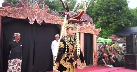 Traditional Indonesia Dance at the West Java in the city centre of Cirebon Vídeos de archivo 213875772