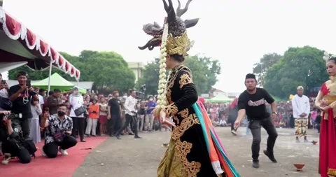 Traditional Indonesia Dance at the West Java in the city centre of Cirebon Vídeos de archivo 213875855
