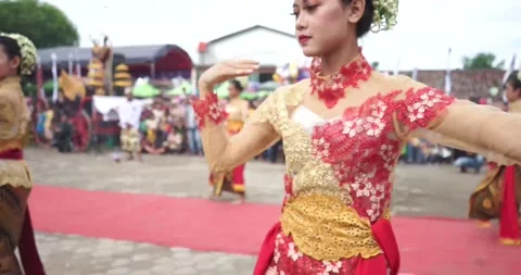 Traditional Indonesia Dance at the West Java in the city centre of Cirebon Vídeos de archivo 213875859