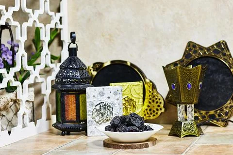 Traditional Islamic Decor With Lantern, Dates, and Ornamental Elements Foto stock