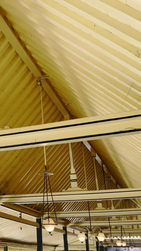 Traditional Javanese pavilion ceiling with geometric beams at Yogyakarta Su.. Vidéo 346742123