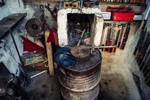 Traditional knife-making workshop and artisan blades in Fes souk Fotos Stock