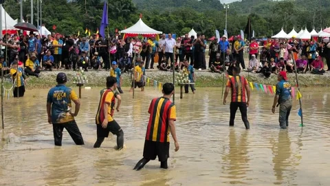 Traditional Malay Tin Throwing Game in Muddy Paddy Fields Vidéo 335269272