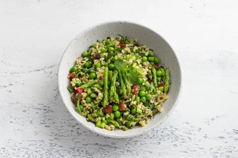 Traditional middle eastern or arabic tabbouleh salad of bulgur, tomatoes Foto stock