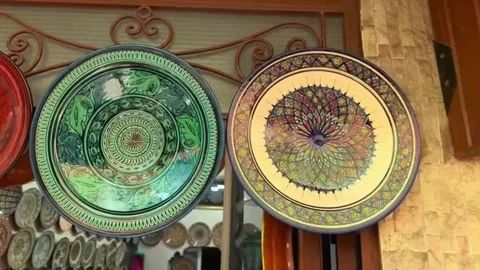 Traditional Moroccan Ceramic Plates In Marrakech Souk Stockbeeldmateriaal 335254978