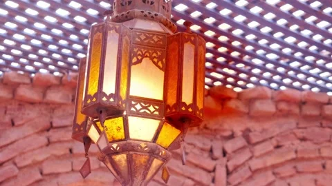 Traditional Moroccan lantern with ornate design, decorative artistry lighte.. Stockbeeldmateriaal 346784816
