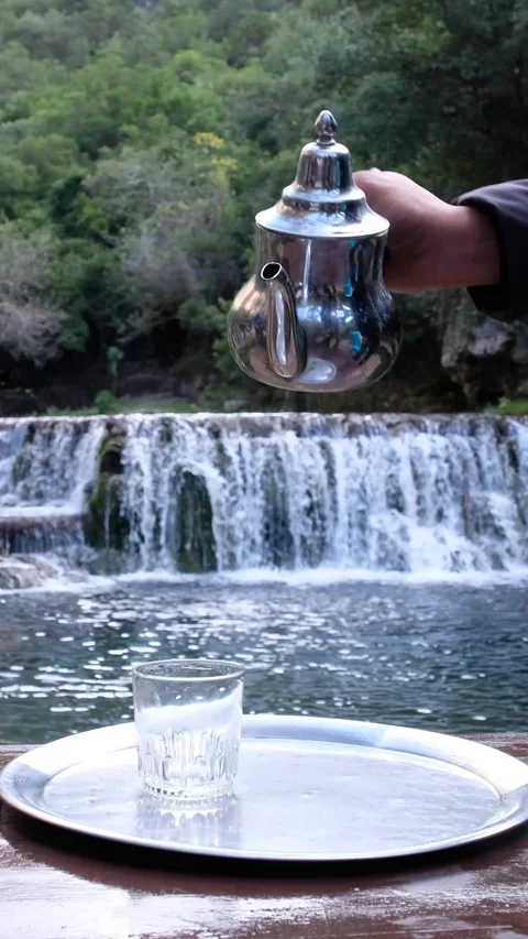 Traditional Moroccan Tea Pour, Close Vertical Video Stockbeeldmateriaal 124877534