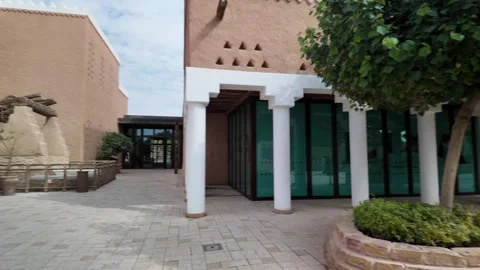 Traditional mud-brick building standing tall in Diriyah, Riyadh, Saudi Arabia Vídeos de archivo 304582891