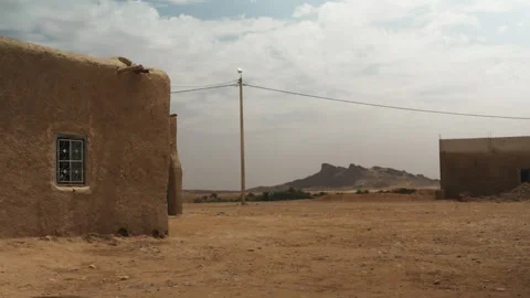Traditional mudbrick house in a remote desert village Stock-Footage 343319400