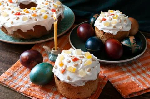 Traditional Orthodox Easter bread the kulich, russian food, religion, painted Foto stock