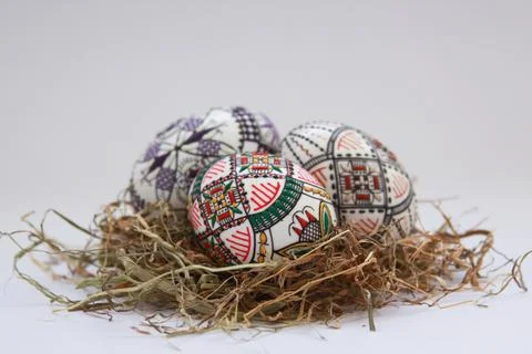 Traditional painted handmade Easter eggs on hay Foto stock