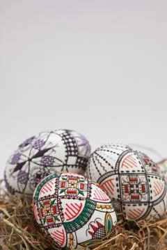 Traditional painted handmade Easter eggs on hay Stock-Fotos