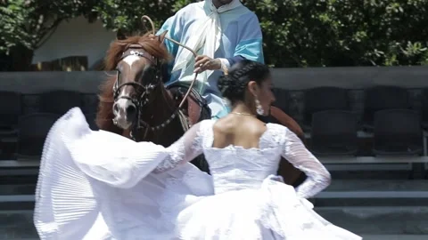 Traditional Peruvian dance, Peruvian man on a horse, a woman in a white dress Vídeo Stock 236938849
