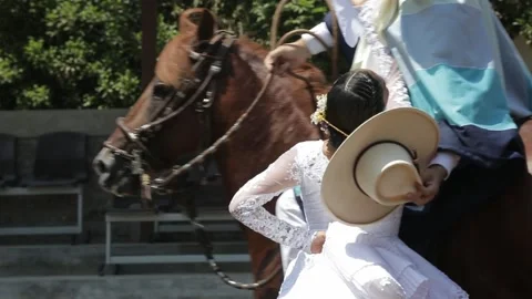 Traditional Peruvian dance, Peruvian man on a horse, a woman in a white dress Vídeos de archivo 236938872