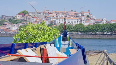 Traditional rabelo boat resting on Douro river bank in Porto, Portugal 库存影片 342024903