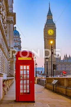 Traditional red phone booth in London Stock Photos