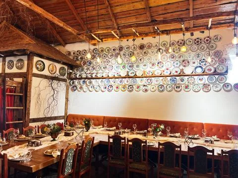 Traditional restaurant interior with rustic decor and wall filled with deco.. 库存照片