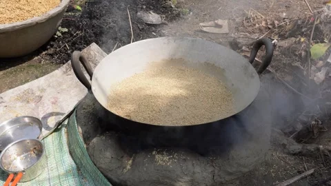 Traditional Rice Cooking Видео 335219642
