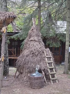 Traditional Romanian Haystack and Rustic Demijohn in Transylvania Countryside Foto stock