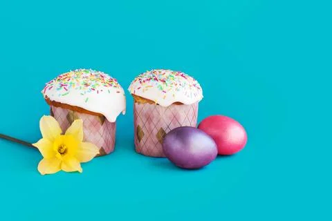 Traditional russian Easter ortodox cake with daffodil flower and colorful eggs Stock Photos