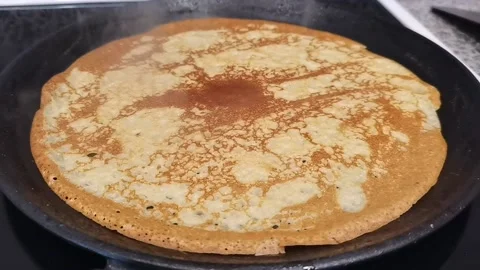 Traditional Russian pancake baking on griddle. Vídeos de archivo 163859063
