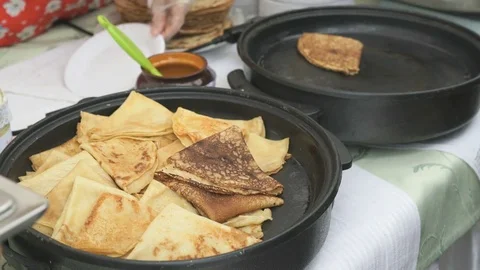 Traditional russian pancakes on a skillet Vidéo 70506653