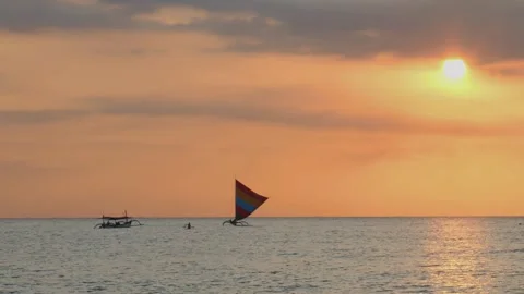 Traditional sailboats float on the ocean Vidéo 291848601