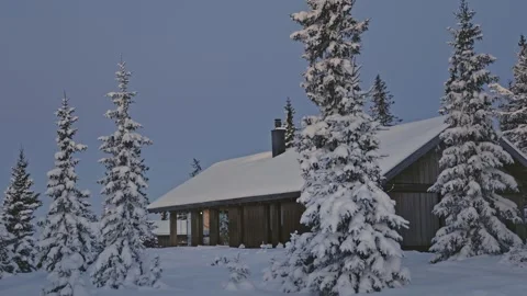 Traditional Scandinavian rustic log cabin surrounded in deep snow under a 스톡 동영상 331126230