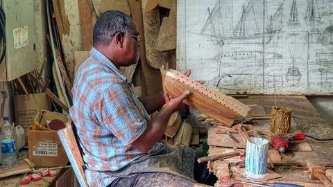 Traditional Ship Model Maker at Work in Mauritius Stockfoto's