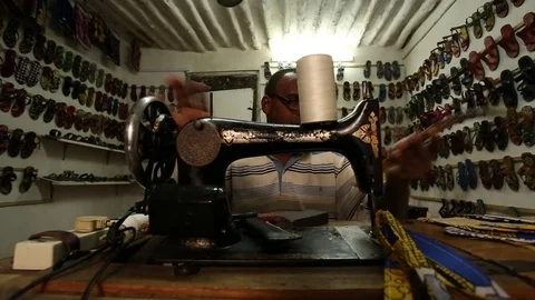 Traditional shoemaker using singer sewing machine Vídeo Stock 84578913