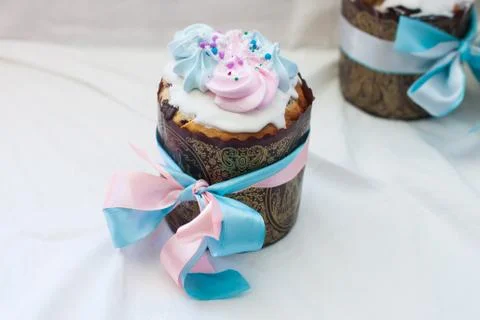 Traditional slavic orthodox easter cake named kulich with white icing, mering 스톡 사진