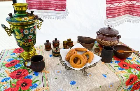 Traditional Slavic tea setting with painted samovar, poppy tablecloth, bage.. Foto stock
