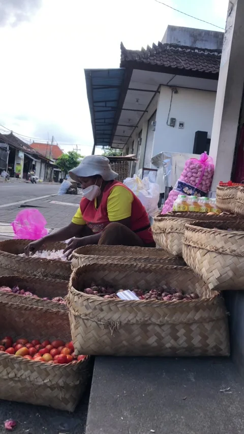 Traditional Spice Traders Preparing Fresh Garlic Outdoors Vídeos de archivo 336771976