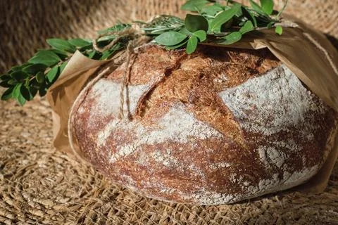 Traditional straw-lined round bread, at the Christmas market. Sale of handi.. Stock Photos