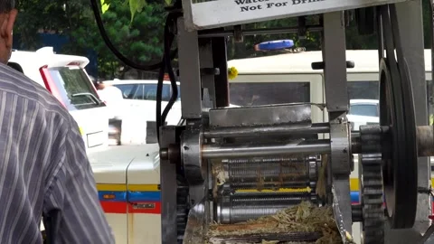 Traditional sugarcane juice extraction machine Vídeo Stock 336361782