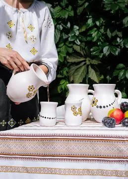 Traditional table setting with handmade ceramic pitchers Foto stock
