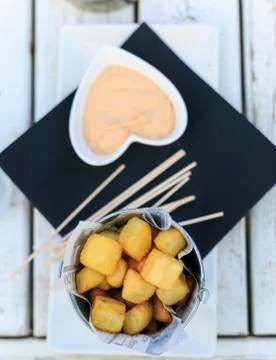 Traditional tapa from Spain. Cube bravas potatoes Foto stock
