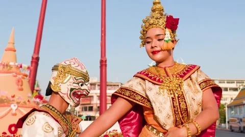 Traditional Thai Khon Dance Performance at Wat Suthat in Bangkok Vídeos de archivo 334383388
