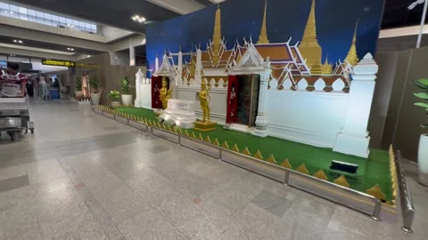 Traditional Thai Temple Gate Display at Don Mueang Airport 4K Vídeos de archivo 336592361