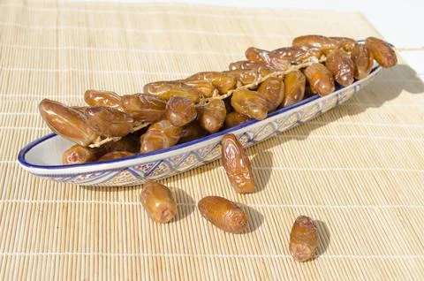 Traditional Tunisian dates in ceramic serving dish Foto stock