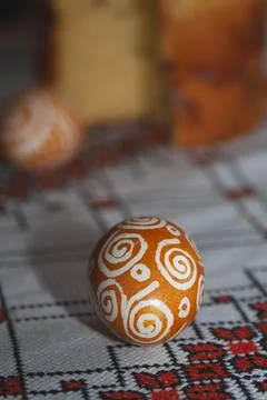 Traditional Ukrainian Easter bread and hand-painted Easter eggs 库存照片