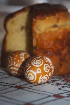 Traditional Ukrainian Easter bread and hand-painted Easter eggs 库存照片
