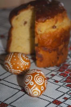 Traditional Ukrainian Easter bread and hand-painted Easter eggs 库存照片
