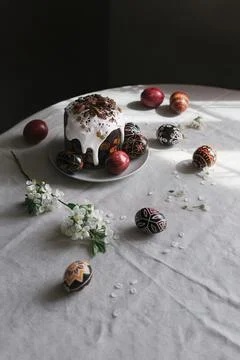 Traditional Ukrainian Easter bread Paska and easter eggs Pysanka in black, .. Foto stock