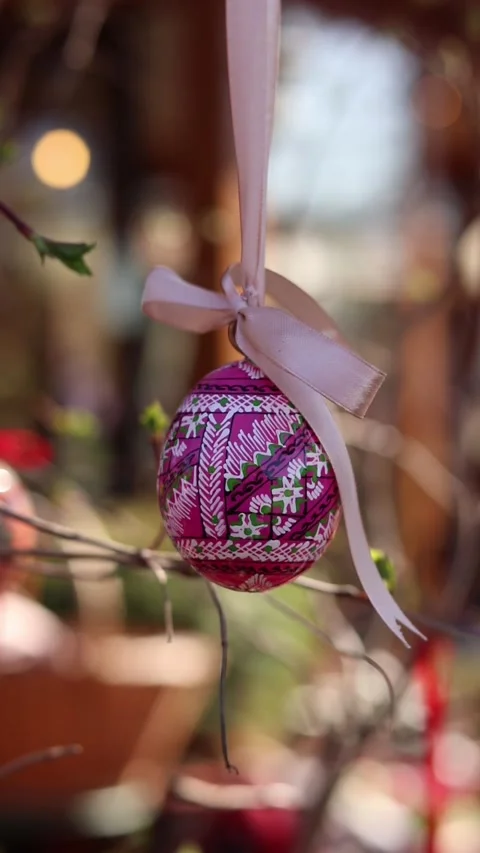 Traditional Ukrainian Easter egg hanging on ribbons with bows Stock-Footage 332407513