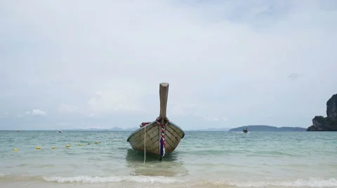 Traditional wooden thai longtail boat at the beautiful tropical beach. Stock Footage 59775051