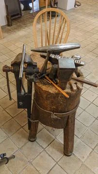 Traditionally fine art ilversmith tools on a wooden workbench Foto stock